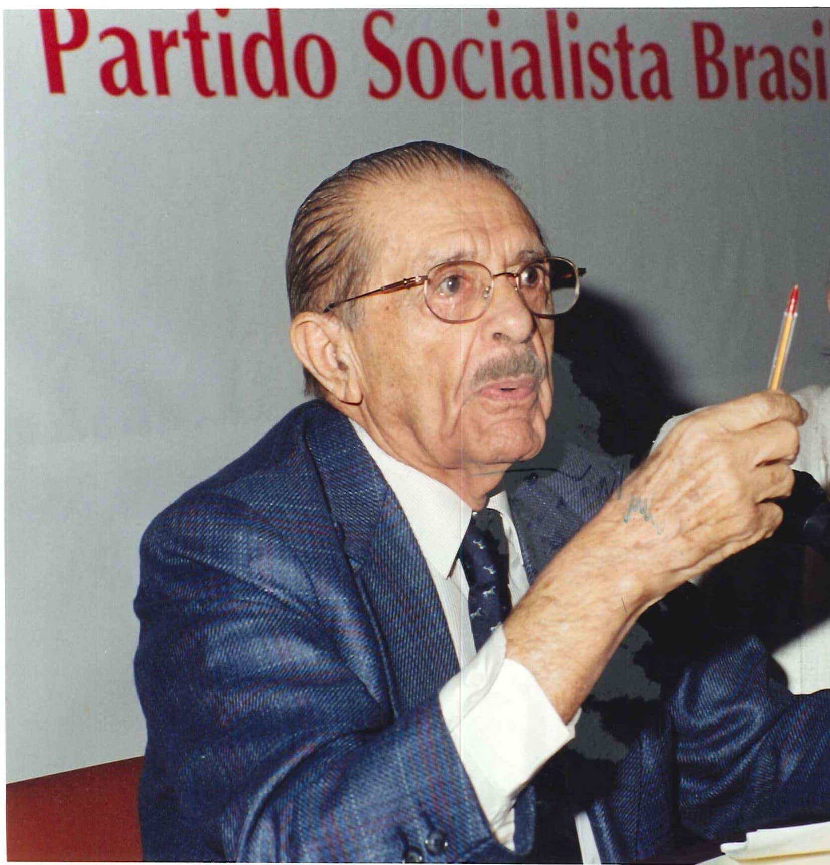 Jurista Evandro Lins e Silva proferindo palestra durante o Encontro Internacional Socialista (2001). - Preview