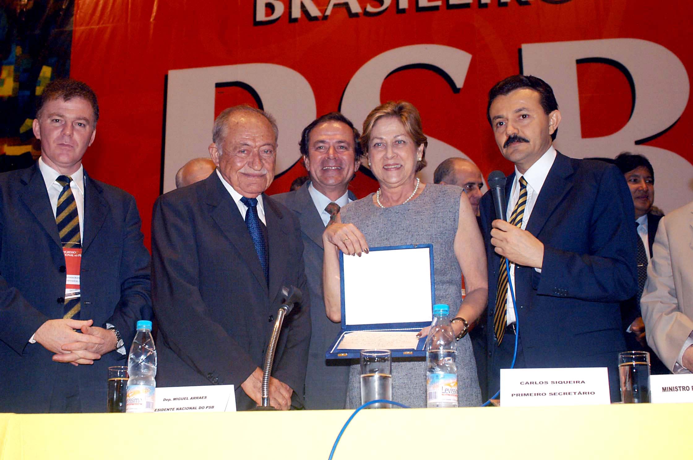 Filha de Evandro Lins e Silva recebendo placa em homenagem ao seu pai durante o IX Cong. Nac. PSB em 2003