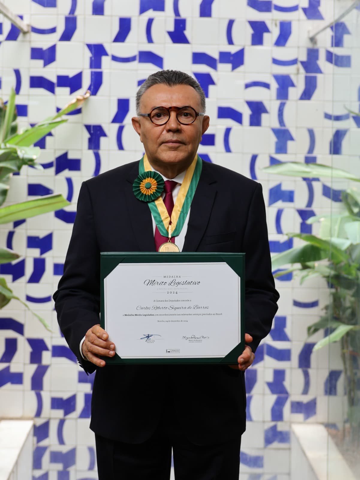 Carlos Siqueira recebe medalha de Mérito Legislativo
