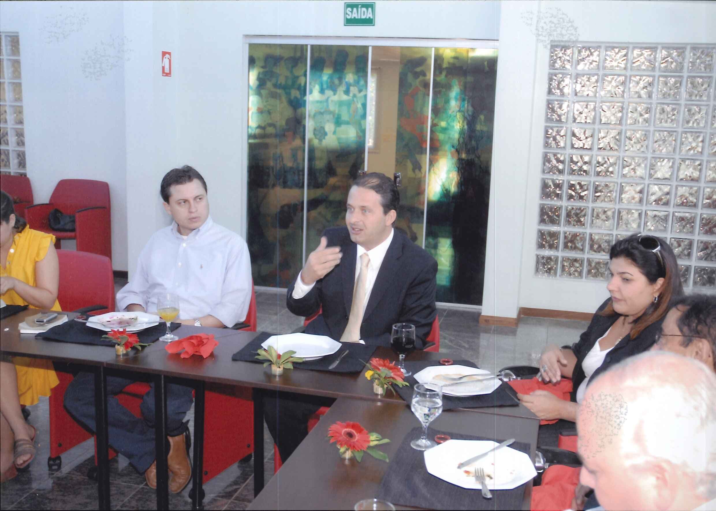 Eduardo Campos recebe jornalistas para almoço na sede da FJM