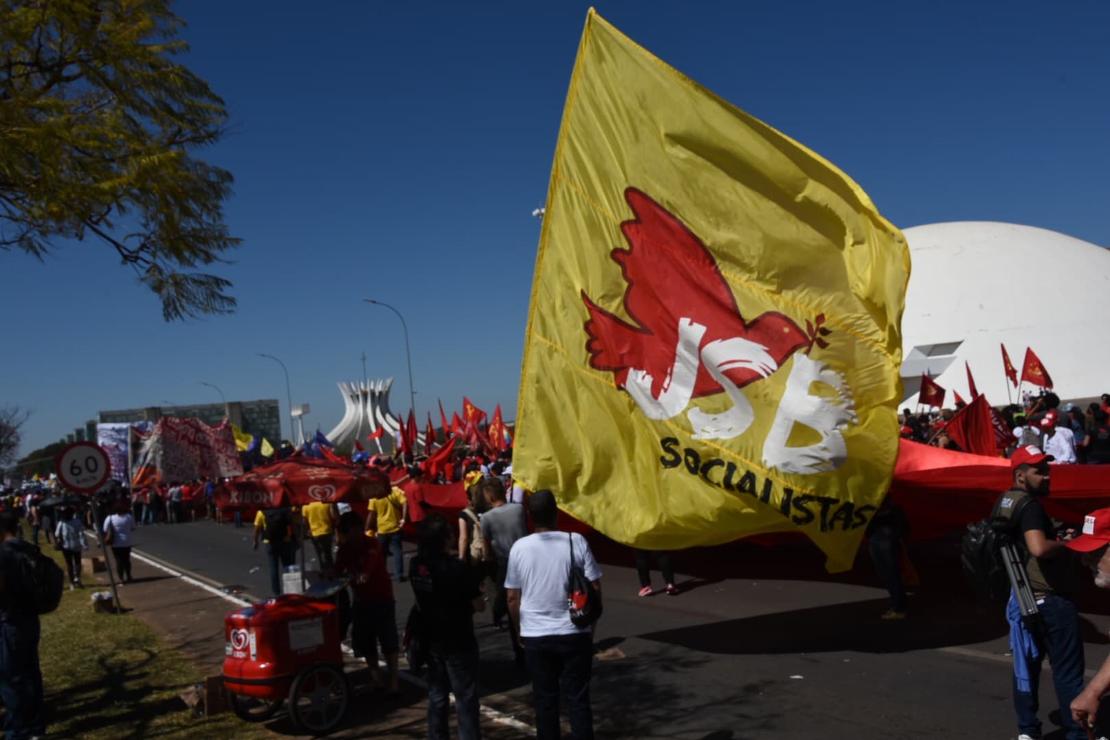 JSB participa de marcha da UNE
