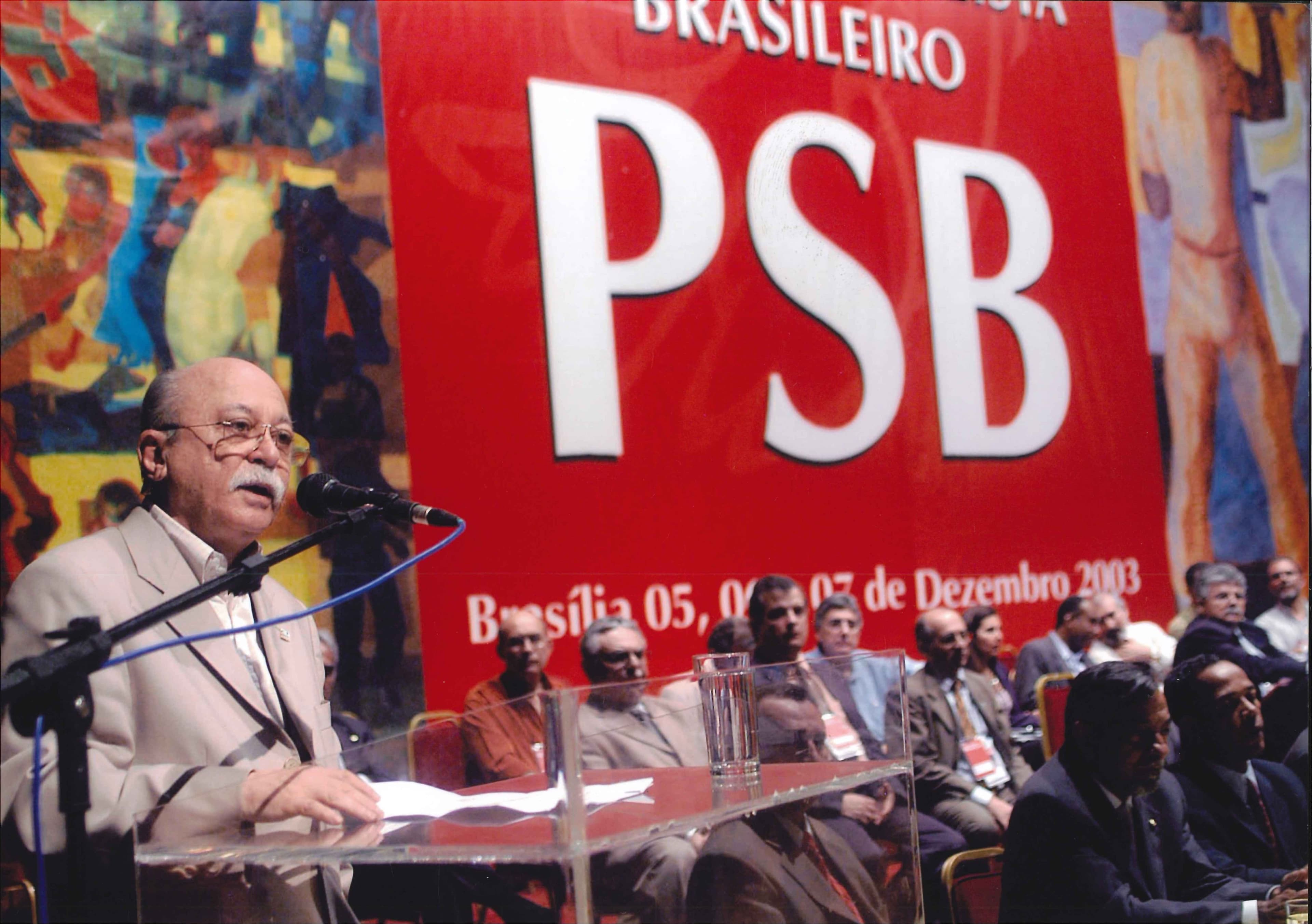 Roberto Amaral discursando