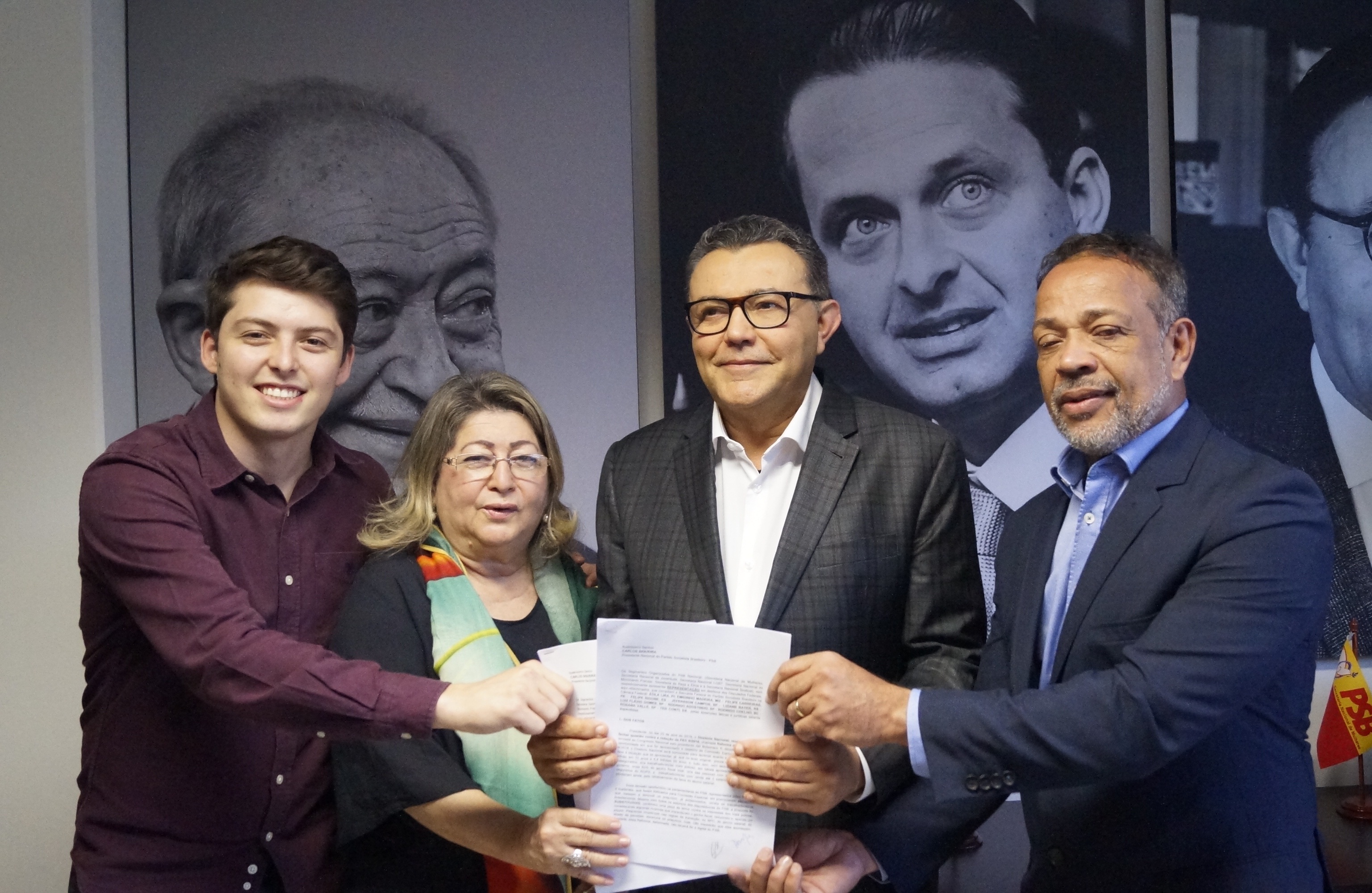 Carlos Siqueira recebe representação dos segmentos sociais do PSB